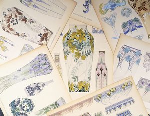 Sevresデザインのポリクロームプレート。セヴレス工場の箱、 作： Unbekannt