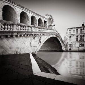 リアルト橋 - スタディ 3 ヴェネツィア、イタリア、2013 年 (白黒写真) 作： Leopold Blonder