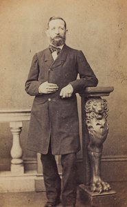兄のアンリ・オリンプとともに学園の監督を務めたオーギュスト・フカールの肖像画 作： Unbekannter Künstler