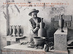 ポトリィ・ドゥ・ゴルフ・ジュアンの陶工、クレメント・マシエ（1844-1917）がアトリエで仕事をしている絵葉書、フランス、20世紀 作： William M. Timlin
