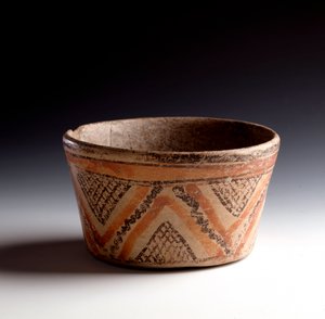 コロンブス以前の芸術、マヤ文明、古典派音楽：ジグザグと三角形の多色粘土の装飾品をカットします。ペテン、グアテマラサンから。 h。直径10倍。 10,6 cmグアテマラ、考古学と民族学のナツィオナーレ美術館-コロンブス以前の芸術、マヤ文明、 作： Unbekannt