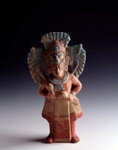 植民地時代以前の芸術、マヤ文明、古典時代後期：立っている人物を表す擬人化された粘土の小像は、楽器の機能を持っています。ネバフ、キチェ、グアテマラから。薄暗い。 21x11 cmグアテマラ、Museo Nazionale di Archeologia e 作： Unbekannt
