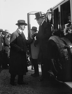 自動車から降りるウッドロー・ウィルソン大統領。ワシントンDC、1918年頃。Photo by (b/w photo)