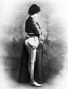 義足 義足を履く女性 作： Unbekannt