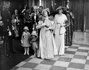 セント・ポール大聖堂を去るエリザベス女王と王女たち（1935年5月6日
