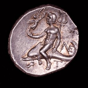 希少な古代ギリシャコイン、カラブリア、タレントゥム、三叉の矛を持つイルカに乗ったタラス、その上に花輪の冠をつけたニケ（写真） 作： Unbekannter Künstler