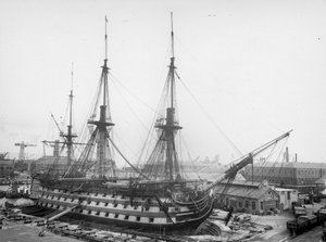 ポーツマス・ハーバーのHMSヴィクトリーに戦前の艤装品を再装着