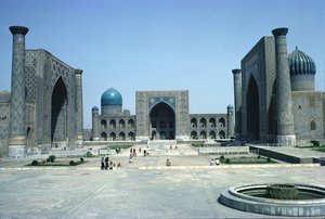 3つのモハメッド系宗教学校（マドラサ）があるRegistan（写真）。