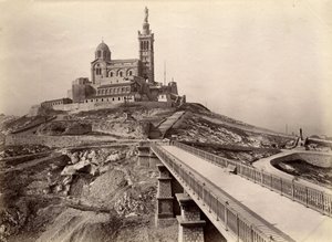 宗教建築：建築家アンリ・エスペランデュー（1829-1874）の計画に基づいて建設された、「良き母」とも呼ばれるノートルダム・ド・ラ・ガルド（1853-1864）のバシリカの外観。マルセイユ、ブーシュ・デュ・ローヌ（13）、セン 作： William M. Timlin
