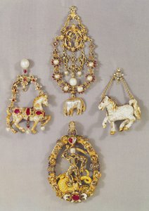 LtoRとTtoBのルネッサンスジュエリー：16世紀後半のフリースと告知の順序のバッジ（金とエナメル）。 16世紀後半のスタリオンの形をしたペンダントジュエル。馬の形をしたスペインのペンダントジュエル、16世紀後半（g 作： Unbekannt