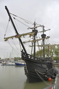世界一周中のマゼランが乗った船 "ネオ・ヴィクトリア "のレプリカ 作： Unbekannter Künstler