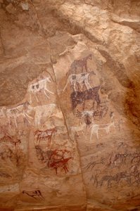 ロックアート、先史時代スーダン、ウワイナット山塊の岩絵（Karkur-TalhまたはKarkur Talh）、装飾されたシェルターの中の牛やキャラクターのグループ。紀元前8000年から3000年の時代。写真撮影 作： Unbekannt
