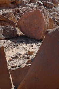 ロックアート、先史時代。スーダンのウワイナット山塊にあるキリンやダチョウが彫られた丸い岩。紀元前8000年から3000年の時代。写真 作： Unbekannt