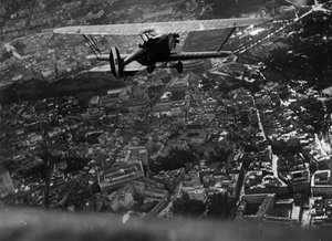 ローマ（イタリア）、1930年頃。イタリアの航空大臣イタロ・バルボ（1896-1940）は、サロン・デュ・ツーリズムの発足のために行われた航空デモンストレーションで、「Ro1」複葉機に乗って街の上空を飛行した - ローマ（イタリア）、1930年頃。イタリア・ローマ、1930年頃：イタリアの航空大臣であるイット 作： William M. Timlin