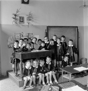 ベニスの男子校、学生はブラウスを着ている。1950s 作： Unbekannt
