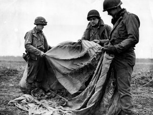第二次世界大戦（1939-1945） - 第二次世界大戦（WWIIまたはWW2）。コルネルミュンスター（ドイツ）付近 1944年12月17日。ライン川でのガードの崩壊作戦の前日の夜に使用されたドイツ軍のパラシュートを調べるアメリカ第1軍の歩兵（ドイツ軍のカウンター・オフェ 作： Unbekannt