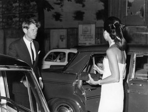 ロバート・ケネディ上院議員とその妻。ヴェネト通り。ローマ1966. 作： Unbekannt