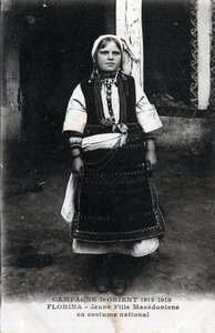 セルビア、フロリナ民族衣装を着たマケドニアの少女の肖像 - ポストカード 1914-1918年 作： William M. Timlin