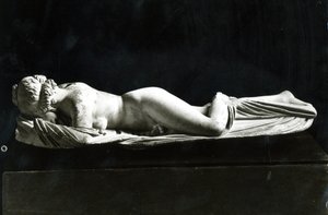 スリーピング・エルマフロディーテ（大理石）（モノクロ写真