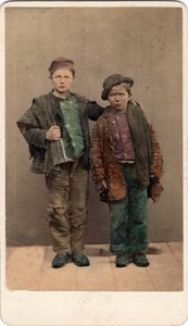 小さなメチエ：ぼろ布を持った2人の貧しい少年の肖像、ヴェネツィア。19世紀 厚紙にプリント Dim.10,6x6,4 cm 作： Unbekannt