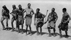南アフリカ共和国協調して歌と踊りに興じる軽快なカフィルの少年たち。1920