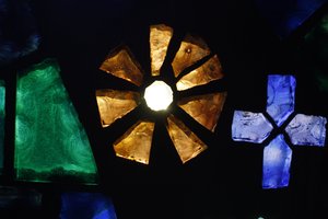 ノートルダム・ド・コンソラシオン教会のステンドグラス（フランス・イエール市 作： Unbekannt