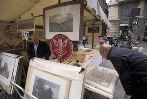 イタリア、ロンバルディア州、ミラノ、カルミネ広場、版画を売る屋台 作： Unbekannt