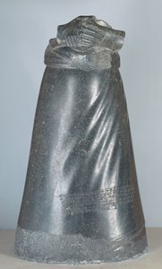 アッカド王マニシュトゥス像 アッカド時代 前2250年頃（閃緑岩