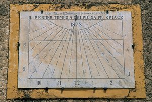 イタリア、シチリア島、パラッツォ・アドリアーノ、マリア・サンティッシマ・アスンタ教会の側壁にある日時計
