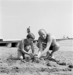アルベール・ラモリス監督と息子のパスカル・ラモリス、ベニスのリドビーチにて - 1960年 作： Unbekannt