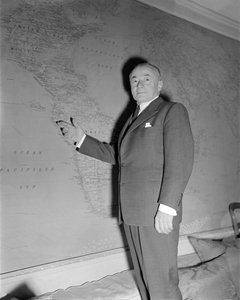 政治家ポール・ルノー、パリにて - 1949年 作： Unbekannt