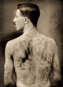 1914-18年の大戦時、入れ墨をしたイギリス人水兵（後ろ姿）（モノクロ写真）（473188も参照） 作： Unbekannter Künstler