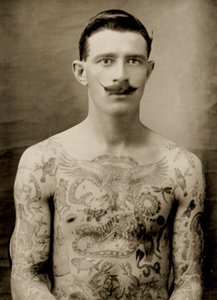 1914-18年の大戦時、入れ墨をしたイギリス人水兵（正面）（モノクロ写真）（473189も参照） 作： Unbekannter Künstler