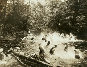 オールド・スイミング・ホール（アメリカ、1920年頃）（モノクロ写真 作： William M. Timlin