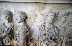 後方ファサード、ローマ市民の一団を描いたアンティークのレリーフ装飾（アウグストゥスの「アラ・パシス」の一部）の詳細（石材 作： Unbekannt