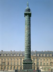 ヴァンドーム柱は、1805年から2006年にかけてのナポレオンの戦いを記録した浅いレリーフがあり、その上には翼のある勝利を手にしたナポレオンの像が乗っています。 作： Unbekannt