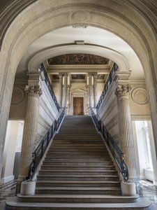 階段は、建築家シャルル・ルロン（1793-1861）とエドゥアール・デュボア（1795-1813）によるもので、1840年から1846年にかけて制作されました。天井には、フェリックス・ジョッブ・デュヴァル（1821-1889）が描いた「黎明期にアーカイブを取り付けるフランス」（1877年から1881年の間）が描かれています。ホテル・ドゥ・スービズ 作： Unbekannt
