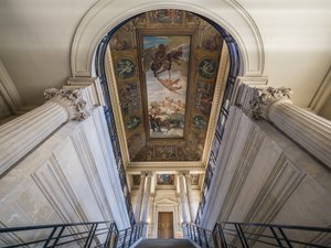 階段は、建築家シャルル・ルロン（1793-1861）とエドゥアール・デュボア（1795-1813）によるもので、1840年から1846年にかけて制作されました。天井には、フェリックス・ジョッブ・デュヴァル（1821-1889）が描いた「黎明期にアーカイブを取り付けるフランス」（1877年から1881年の間）が描かれています。ホテル・ドゥ・スービズ 作： Unbekannt