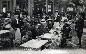 温泉観光：ヴィシーのレストランとその客層の眺め、アリエ1905年頃（温泉観光：ヴィシーのレストラン、フランス