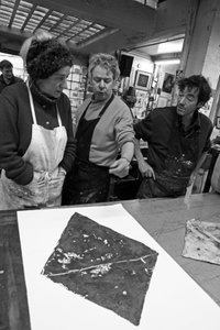 トッド・ナルビー（ネオ・ゼランドの画家）、アニー＝ポール・ソレル（フランスの画家）、ニコラ・デュ・メスニル・デュ・ビュイッソン（パスニーク彫刻工房の共同設立者）、パスカル・ゴーヴァール（パスニーク彫刻工房の共同設立者）。版画の分析。パリのパスニーク彫金工房 i