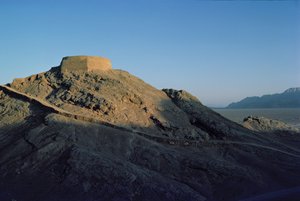 沈黙の塔（写真 作： Unbekannt