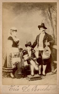 ぼっちトリオ、ロンバルディア、1880年頃（白黒写真） 作： Unbekannter Künstler