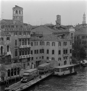 ベニスの大運河を走るトラック 1960 作： Unbekannt