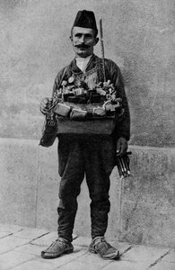 トルコ。市場で商品を売る東洋人のアウトリュクス1920 作： Unbekannt