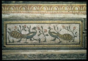 2羽の孔雀、季節と狩猟の場面を描いたモザイク舗装の装飾的な境界線の詳細、ローマ、ダフネのコンスタンティニアン・ヴィラ、紀元後325年から330年頃（大理石、石灰岩、ガラスのモザイク）（105665の詳細 作： Unbekannt