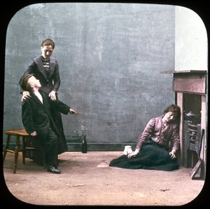 暖炉の前の二人の女性と少年、1895年頃 作： Unbekannt