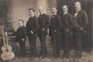 正体不明のシュランメル・セクステット、1910年頃（白黒写真）