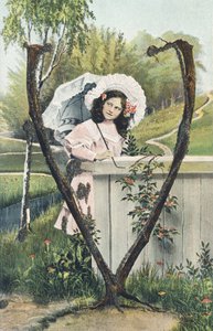 V : 田園風景の中にピンクのドレスを着て、頭にはヘッドドレス、手には日傘を持った少女が立っている - アルファベット文字 Ref Th. E., L. Theochrom - Serie 994.テオドール・アイスマン（ライプツィヒの出版社 作： Unbekannt