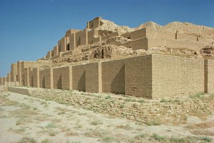 エラム人のウンタシュ＝ガル王が建設したジッグラトの南側からの眺め（前1265〜46年頃）（写真