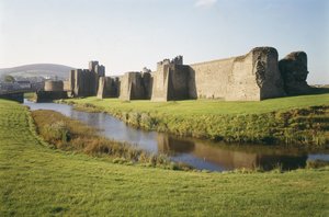 1268-77年に建設されたウェールズのグラモルガン、カーフィリー城の眺め（写真